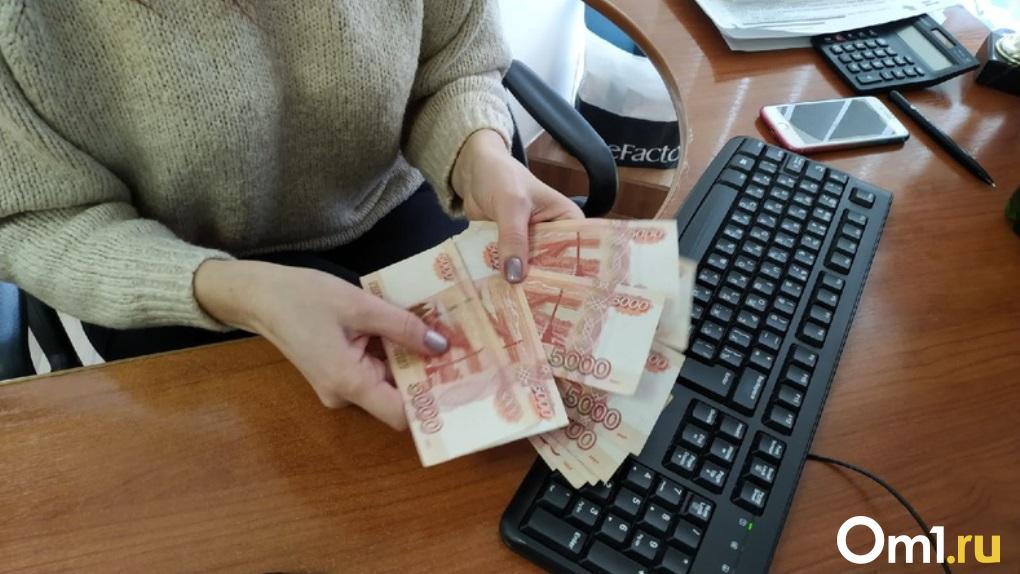 Более 300 000 рублей. Озвучены зарплаты руководителей ОмГТУ за 2023 год
