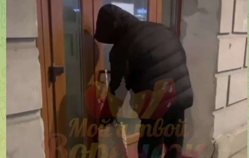 Мужчину, который пытался поджечь здание СК, задержали росгвардейцы в Воронеже