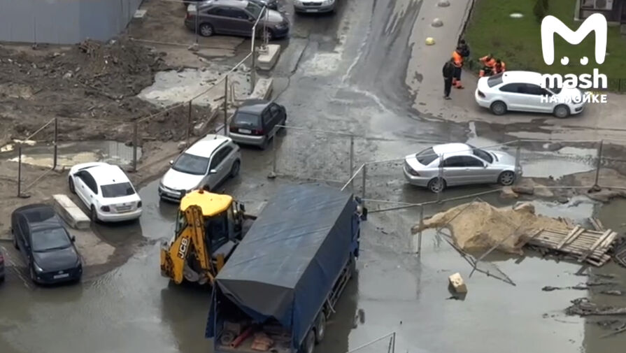Автомобили утонули в нечистотах после повреждения канализации в Санкт-Петербурге