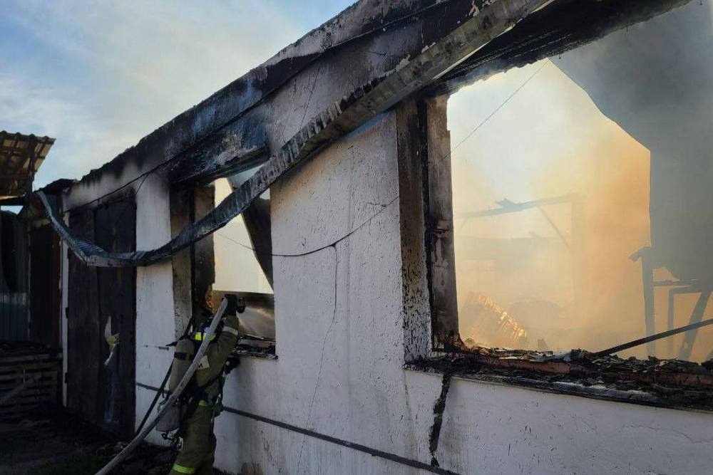 В Крыму локализовали крупный пожар на складе